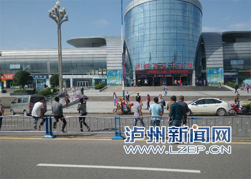 泸州客运中心站，不少人翻阅围栏