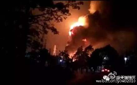 东莞疑似黑油窝点爆炸:火球直冲上天 状如蘑菇云