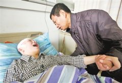 <b>女子重伤成植物人昏睡9年 父亲坚持按摩致其苏醒</b>
