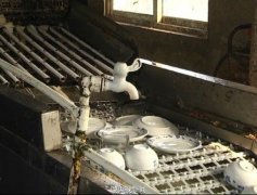 <b>消毒餐具企业卫生状况差：洗碗机布满污垢(图)</b>