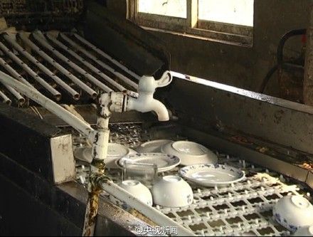 消毒餐具企业卫生状况差：洗碗机布满污垢（图）