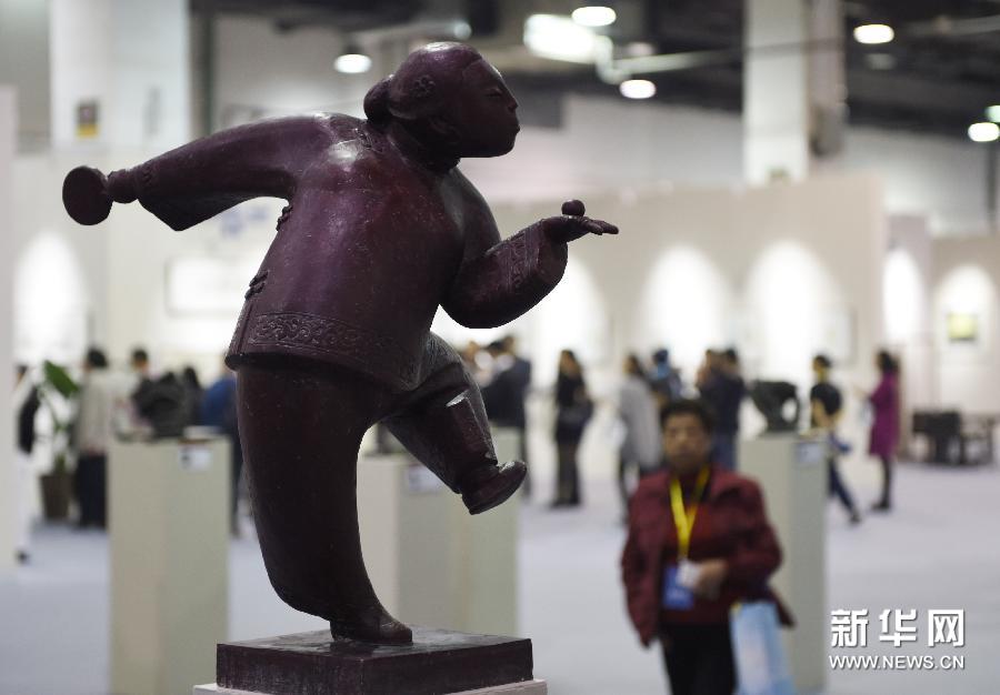 （1）11月5日拍摄的雕塑作品《国球·老太》。