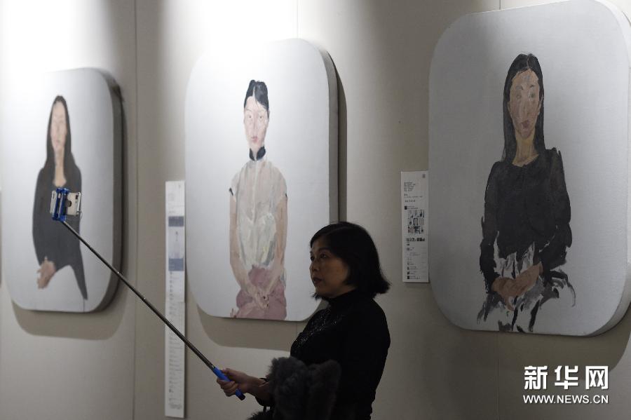 （1）11月5日拍摄的雕塑作品《国球·老太》。