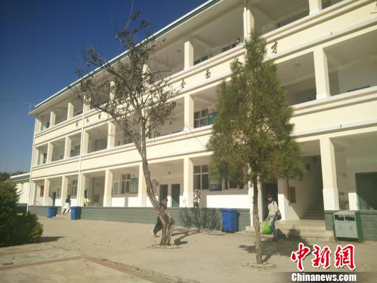 图为大仓中学教学楼。 王艳龙摄