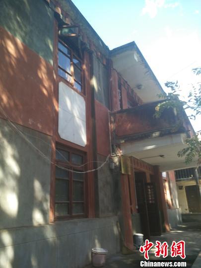 图为巍山县委县政府院内的一栋办公楼。 王艳龙摄