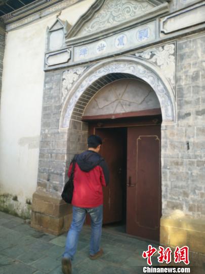 图为进入巍山县委县政府侧门。 王艳龙摄