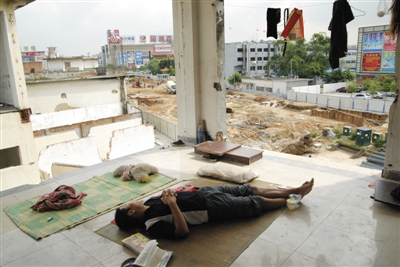 东莞,倒闭后的企业一片萧条,睡在旧厂房中的流浪者。图/CFP