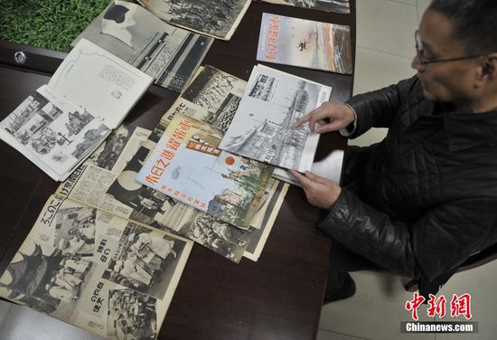 12月10日，在南京大屠杀国家公祭日前夕，重庆市北碚区档案馆公布了部分史料，佐证了抗日战争时期，日本攻占中国南京后，加紧对中国实施法西斯统治的事实。该部分史料均为首次披露。图为重庆市北碚区档案馆调研员高沧涛展示部分史料。陈超