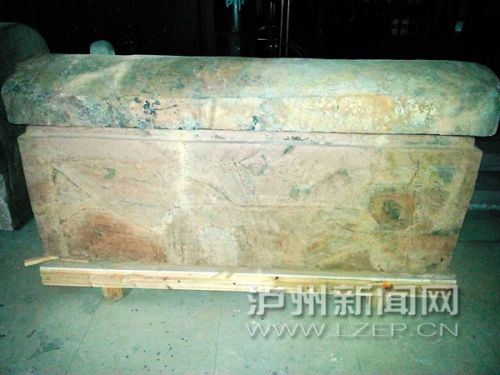 修复的汉代陶棺（合江县文物局供图）