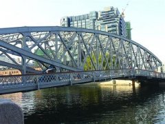 <b>上海修复107年老桥 为人行道装木质地板(图)</b>