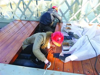 上海修复107年老桥 为人行道装木质地板(图)