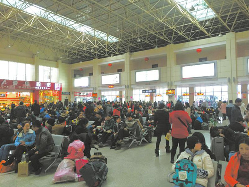 泸州客运中心站内候车的旅客