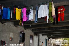 <b>重庆现“最牛桥底村” 大桥底变晾衣场</b>