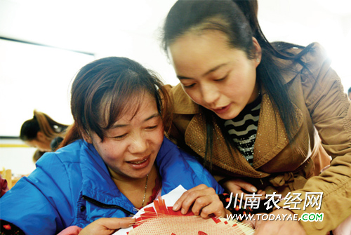 学习制作竹编工艺.jpg
