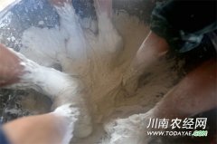 <b>泸州打古：手功红苕粉 带动村民脱贫致富</b>