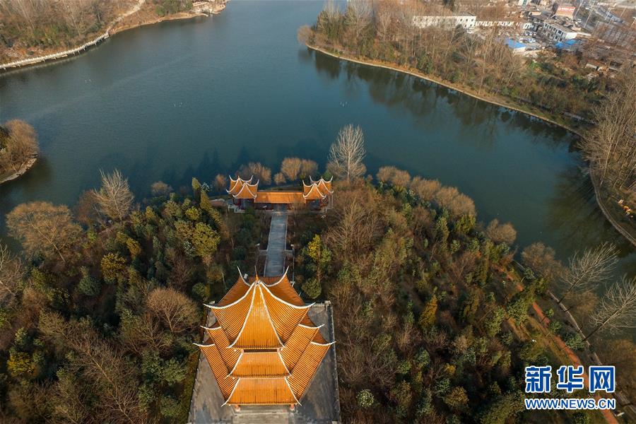 1月18日拍摄的六盘水市“德湖”一景。六盘水市是贵州最大的产煤地区之一。近年来，该市着力于产业转型，打造生态旅游城市，在市区内保护完善凤池、瑶池、龙池、明湖、德湖、天湖等天然湿地，并建立免费对市民开放的湿地公园。目前，六盘水市内的“三池三湖”总库容973万立方米，总水域面积2293.5亩，助力六盘水转型成为“生态美都”。新华社记者 欧东衢 摄