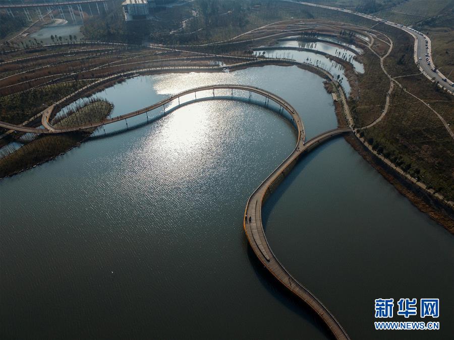 1月18日拍摄的六盘水市“明湖湿地公园”一景。六盘水市是贵州最大的产煤地区之一。近年来，该市着力于产业转型，打造生态旅游城市，在市区内保护完善凤池、瑶池、龙池、明湖、德湖、天湖等天然湿地，并建立免费对市民开放的湿地公园。目前，六盘水市内的“三池三湖”总库容973万立方米，总水域面积2293.5亩，助力六盘水转型成为“生态美都”。新华社记者 欧东衢 摄