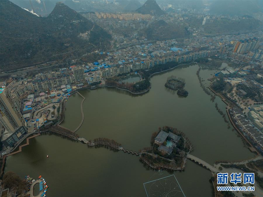  1月18日拍摄的六盘水市“凤池”一景。六盘水市是贵州最大的产煤地区之一。近年来，该市着力于产业转型，打造生态旅游城市，在市区内保护完善凤池、瑶池、龙池、明湖、德湖、天湖等天然湿地，并建立免费对市民开放的湿地公园。目前，六盘水市内的“三池三湖”总库容973万立方米，总水域面积2293.5亩，助力六盘水转型成为“生态美都”。新华社记者 欧东衢 摄