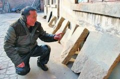 <b>河南村民挖出11块国民党抗战士兵墓碑 留在家中</b>