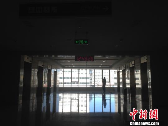 2月1日,海军总医院妇产科的产房外,一名家属在低声打电话。该层楼的保安告诉记者,产房要到下午三点后才允许探视。 陈伊昕 摄