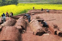 <b>自贡：现“糯米水泥”浇筑棺材 疑似明清时代古墓</b>