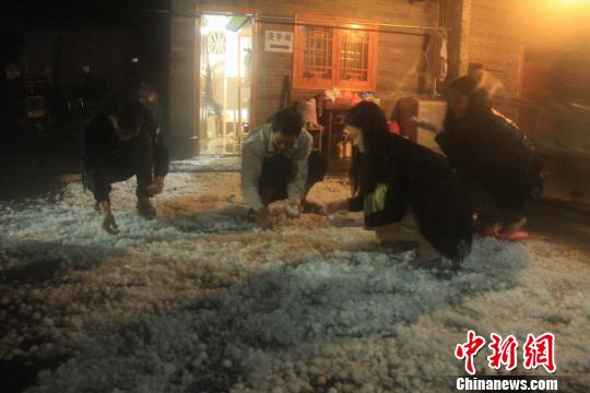 韶关、清远多地遇冰雹袭击汤圆大的冰雹密集落下