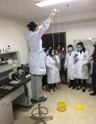 <b>爱吃生肉惹的祸！男子体内取出5米长寄生虫(图)</b>