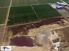<b>山东：20亩耕地被挖出30米深大坑 灌满工业废水(图)</b>
