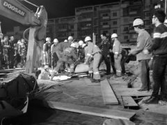 <b>自贡：两建筑工人被埋六小时 紧急营救奇迹生还</b>