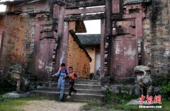 <b>江西：乾隆年间精美古牌坊命运堪忧</b>