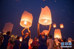 <b>云南：西双版纳齐放孔明灯 喜迎傣历新年</b>