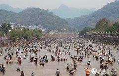 <b>云南上演“万人捉鱼”</b>