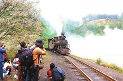 <b>乐山：嘉阳绝版蒸汽火车驶来 蜚声海内外</b>