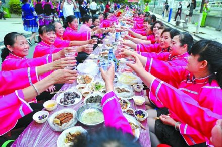 <b>广西百色办“千人百家宴”</b>