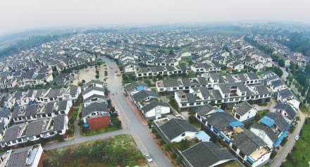 <b>四川：百镇建设行动 ＂进城＂农民爱上小城镇</b>
