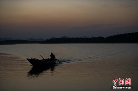 <b>贵州红枫湖 渔舟唱晚美如画卷</b>