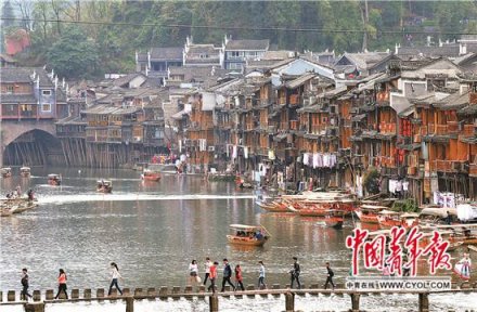 <b>湖南凤凰古城三年门票“围城”的是是非非(图)</b>