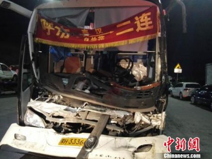 <b>呼和浩特：吊车失控连撞16车 致3死18伤(图)</b>