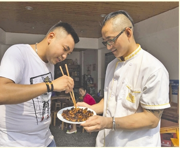 油炸蝉蛹受追捧需慎食 有商家每年卖上千斤蝉蛹(图)