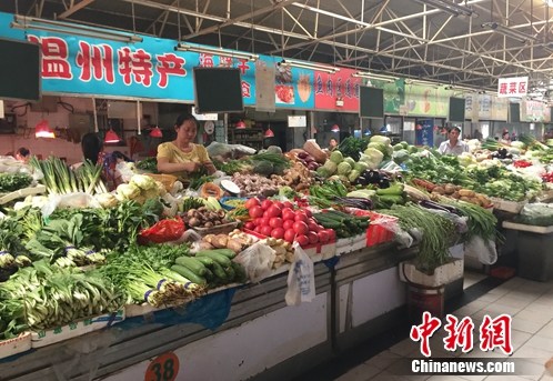 北京西城区某农贸市场内的蔬菜摊位。<a target='_blank'  data-cke-saved-href='http://www.chinanews.com/' href='http://www.chinanews.com/' _fcksavedurl='http://www.chinanews.com/' >中新网</a> 种卿 摄