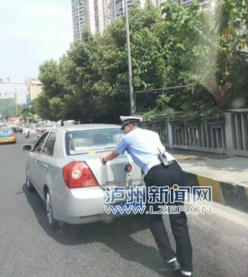 王劲在烈日下推车 网友供图