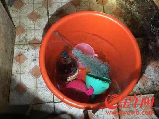 大批名牌假洋酒现广州 黑作坊用发霉塑料桶装酒