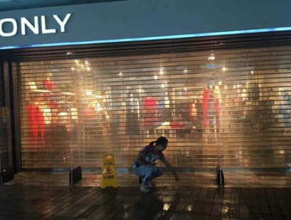 <b>逛街遇险！成都女子被ONLY店外地面铁皮划断脚筋</b>