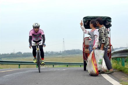 <b>24小时722公里 北京小伙金堂挑战不间断骑行</b>