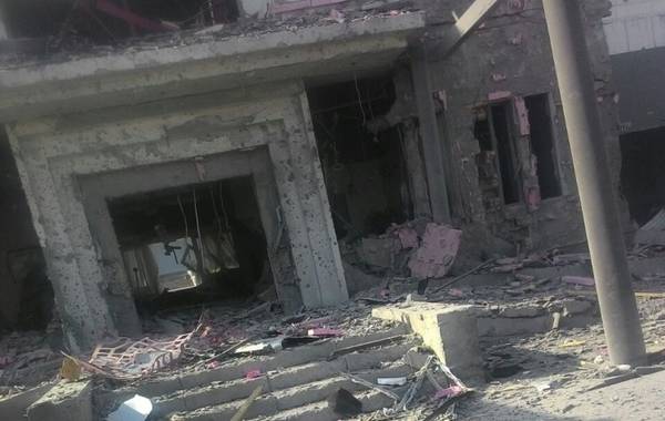 8月30日，据吉尔吉斯斯坦卫生部称，当地时间30日早晨，一辆携带炸弹的汽车冲进中国驻吉尔吉斯斯坦大使馆，并在馆区内发生爆炸，造成至少1死3伤。事后有记者和吉使馆大使秘书确认：袭击者当场死亡，另有至少两名警卫一名园丁及部分馆员和馆员家属受伤，目前伤者都在医院接受治疗。袭击者身份不详。来源：新华网 央视新闻 俄罗斯卫星网