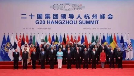 <b>G20杭州峰会36位领导人大合影，为什么站在最中间是这3位？</b>