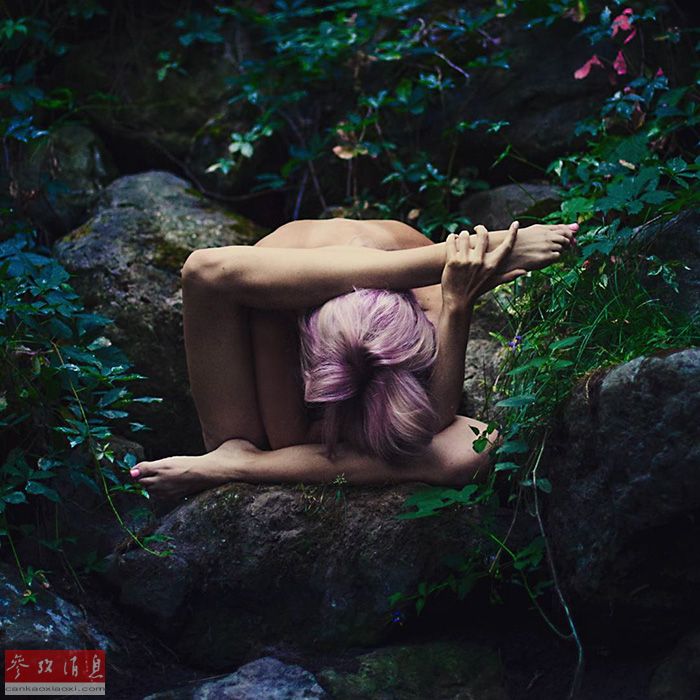 柔韧之美:女子通过练瑜伽走出心理阴影