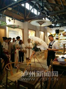 <b>泸州油纸伞亮相G20峰会 土耳其第一夫人来参观</b>