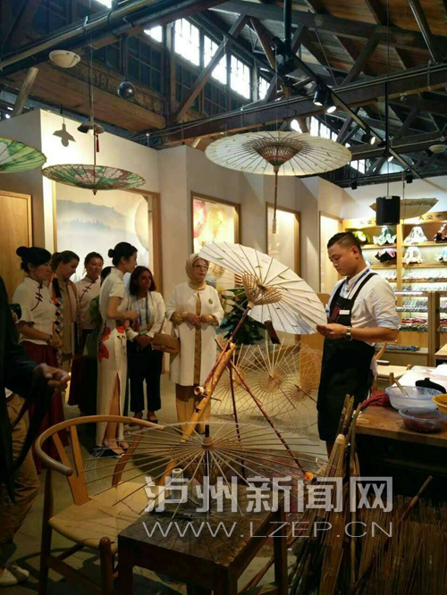 土耳其第一夫人（图中包头巾者）观看余万伦制伞