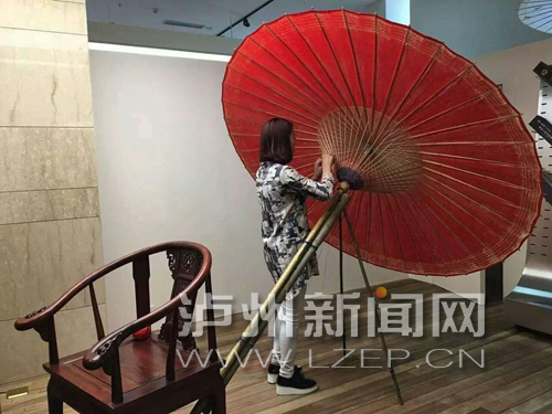 张大妹在制作大红伞